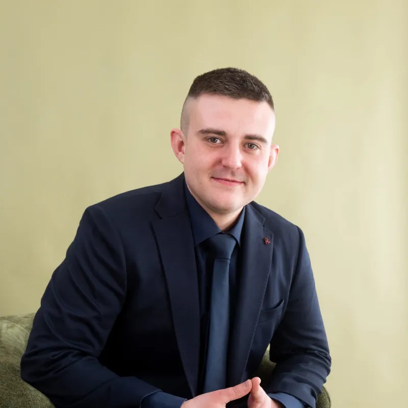 Eric Fröscher, Geschäftsführer von F&B Estate Solution, sitzt im Sessel