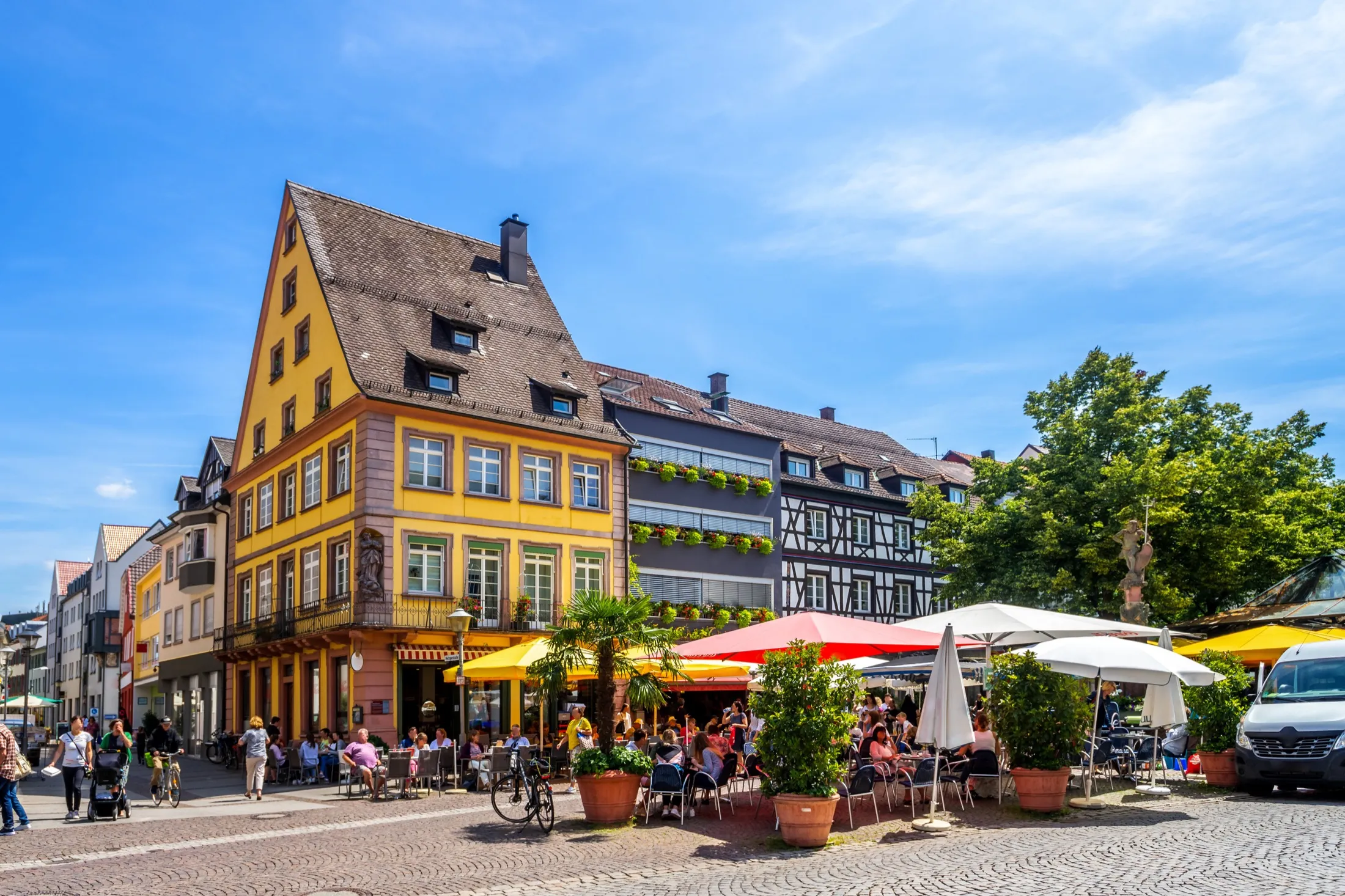 Altstadt von Offenburg mit Fachwerkhäusern und Straßencafés am Marktplatz