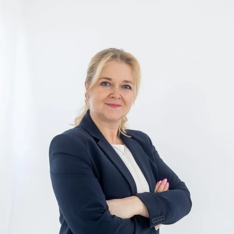 Viktoria Beilmann vom Back Office von F&B Estate Solution, steht mit verschränkten Armen